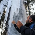 Cold wave continues in Kashmir, Srinagar freezes at minus 3.5° C
